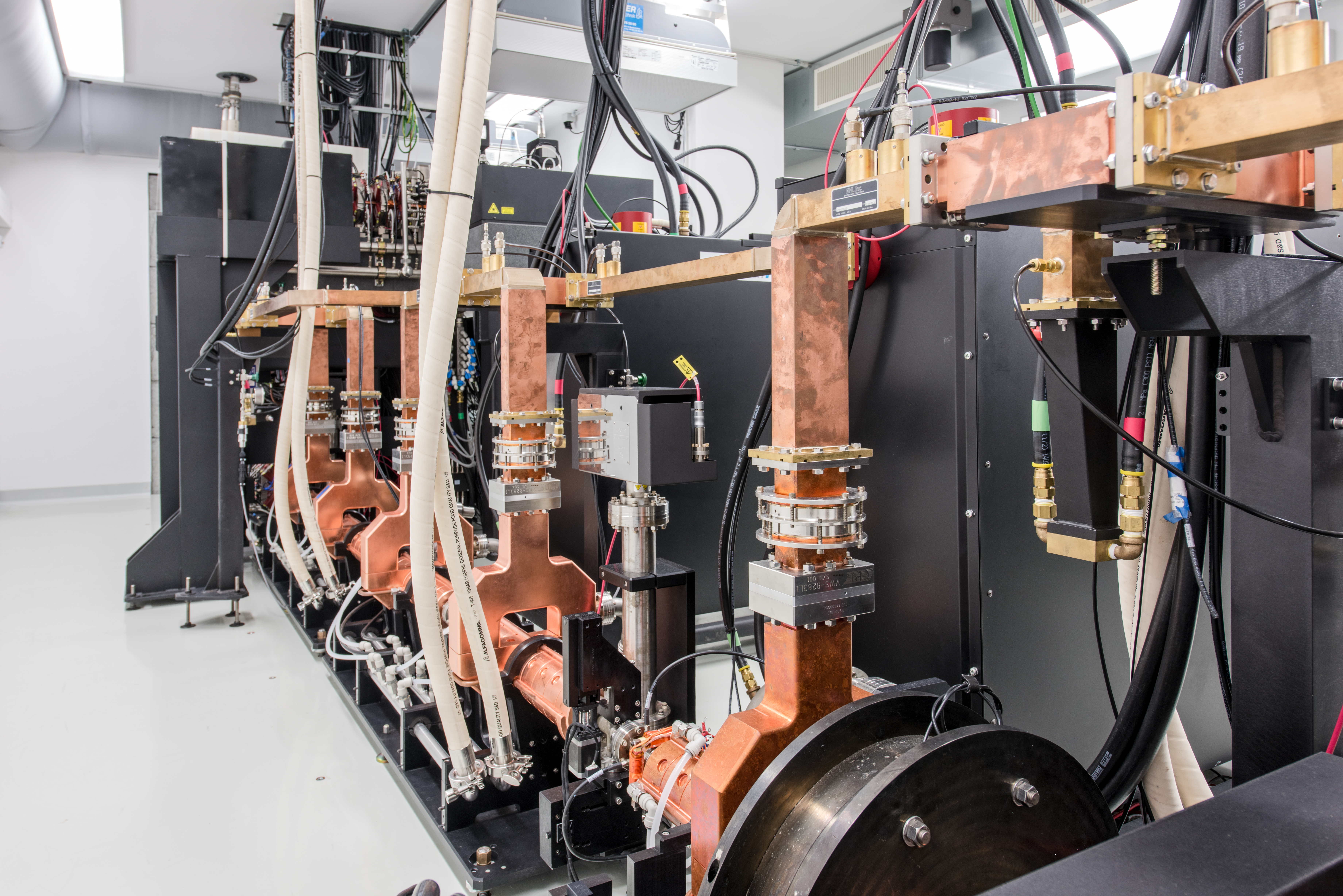 World's First Mini Particle Accelerator for High-brilliance X-rays